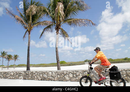 Miami Beach Florida, Lummus Park, Serpentine Trail, biciclette elettriche bicicletta bicicletta bicicletta andare in bicicletta rider bike bikes, uomo uomini maschio adulti, r Foto Stock