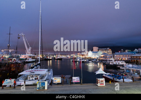 V & A Waterfront e al crepuscolo, Cape Town, Sud Africa. Foto Stock