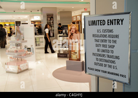 Miami Florida International Airport mia, terminal, gate, duty free shopping shopper shopping negozi di mercato mercati di mercato di acquisto di vendita, al dettaglio Foto Stock