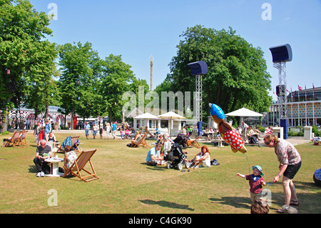Persone che si rilassano nei giardini, Tivoli Gardens, Copenhagen (Kobenhavn), Regno di Danimarca Foto Stock