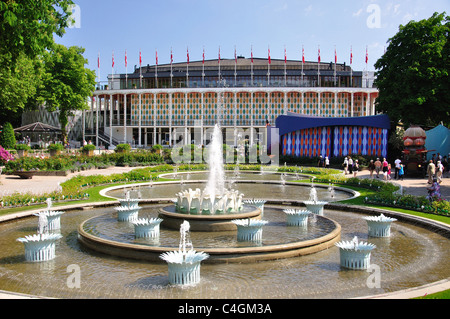 Tivoli Concert Hall and Fountain, Tivoli Gardens, Copenhagen (Kobenhavn), Regno di Danimarca Foto Stock