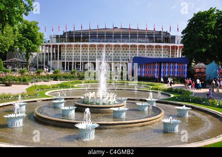 Tivoli Concert Hall and Fountain, Tivoli Gardens, Copenhagen (Kobenhavn), Regno di Danimarca Foto Stock