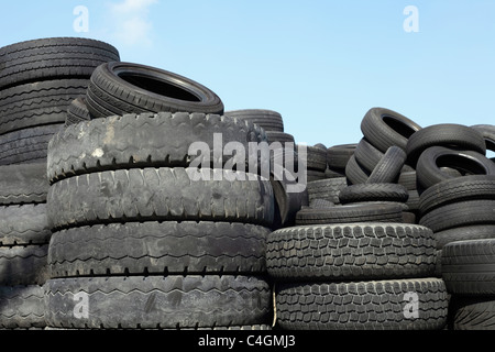 Pila di vecchi pneumatici per il riciclaggio Foto Stock