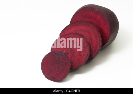 Rosso di barbabietola, barbabietole da root (Beta vulgaris subsp. vulgaris var. conditiva). Fette di radice, studio immagine contro uno sfondo bianco. Foto Stock