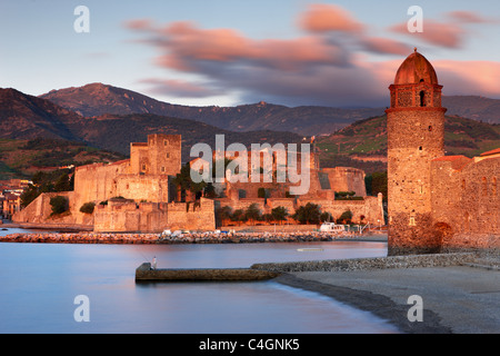 Collioure all'alba, Cote Vermeille, Pyranees-Orientales, Languedoc-Rousillon, Francia Foto Stock