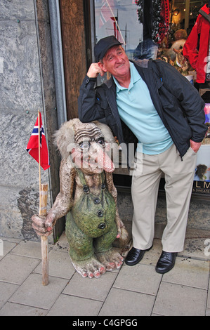 Il troll norvegese (folclore nordico) all'esterno del negozio di souvenir, Oslo, Oslo County, Regione di Østlandet, Norvegia Foto Stock