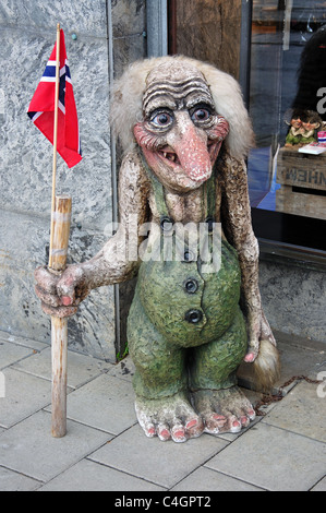 Il troll norvegese (folclore nordico) all'esterno del negozio di souvenir, Oslo, Oslo County, Regione di Østlandet, Norvegia Foto Stock