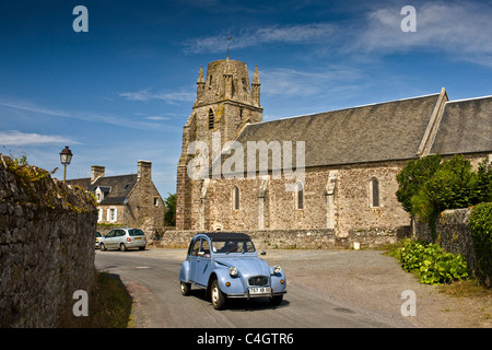 Tipico francese Citroen Deux Chevaux auto 2CV a Regneville-Sur-Mer, Normandia, Francia Foto Stock