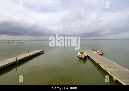 Pier e barche in legno in Albufera lake, Valencia, Spagna Foto Stock