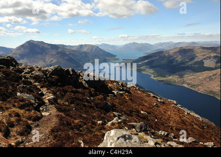 Guardando verso il basso dal vertice del Pap di Glencoe sul Loch Leven, verso Ballachulish e il Mamores Foto Stock