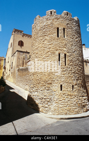 Spagna. La Catalogna. Altafulla. Torre nel centro medievale della città vecchia (Vila Closa). Foto Stock