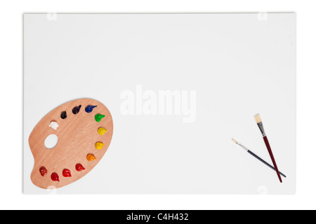Foto di un artisti tela vuota con i pennelli e la tavolozza di vernice isolato su uno sfondo bianco con percorso di clipping. Foto Stock