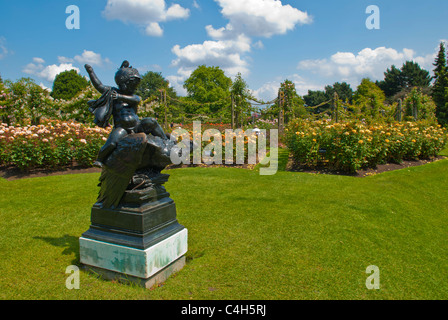 Una statua di bronzo, piccolo ragazzo che indossa il casco e giostre avvoltoio di Uccelli nel giardino di rose al Queen Mary gardens Regent's Park, London, Regno Unito Foto Stock