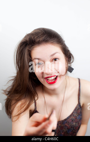 Headshot Ritratto di giovane donna caucasica ridendo, London, England, Regno Unito Foto Stock