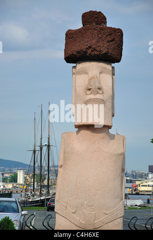 Copia della statua dell'isola di Pasqua all'esterno del Kon Tiki Musem, Bygdøynesveien, Penisola di Bygdøy, Oslo, Østlandet, Norvegia Foto Stock