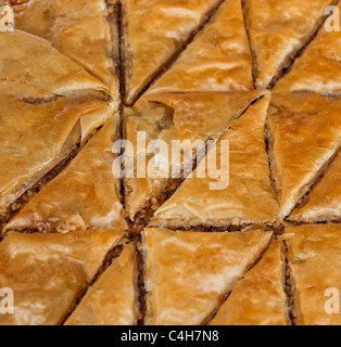 Le forme triangolari di Baklava, una pasta fatta di ingredienti compresi foglie di fillo, noci e miele. Foto Stock