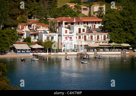 Porto presso il piccolo villaggio di pescatori di Agnontas, Skopelos Island, Sporadi settentrionali, Grecia Foto Stock