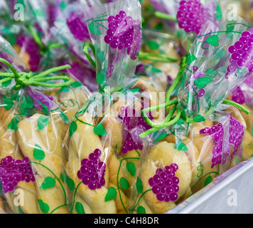 Koulourakia, burro tradizionale cookie della Grecia, è allegramente avvolto e legato per la vendita in un greco Festival di NJ. Chiudere orizzontale di cucina etnica. Foto Stock