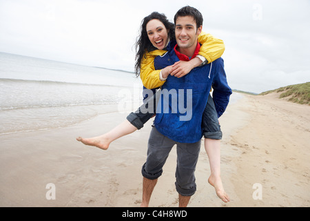 Coppia felice sulla spiaggia di amore Foto Stock