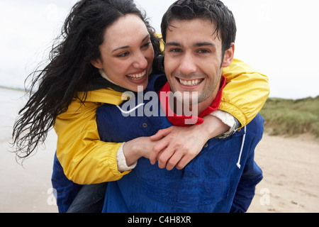 Coppia felice sulla spiaggia di amore Foto Stock