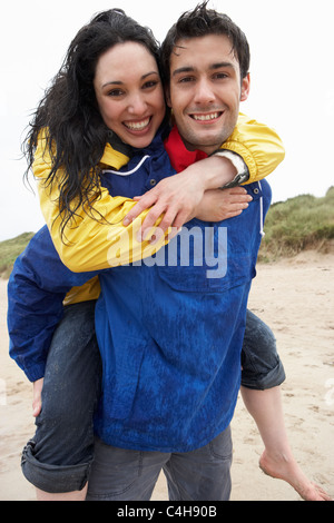 Coppia felice sulla spiaggia di amore Foto Stock