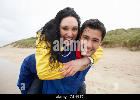 Coppia felice sulla spiaggia di amore Foto Stock