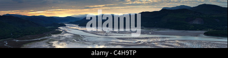 L'estuario del Mawddach e Cadair Idris all'alba, Snowdonia, Galles Foto Stock