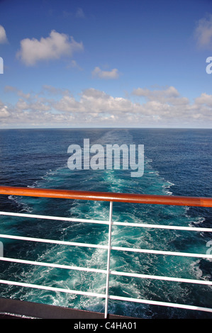 Vista del risveglio da prua di nave MS Eurodam nave da crociera, Mare del Nord Europa Foto Stock