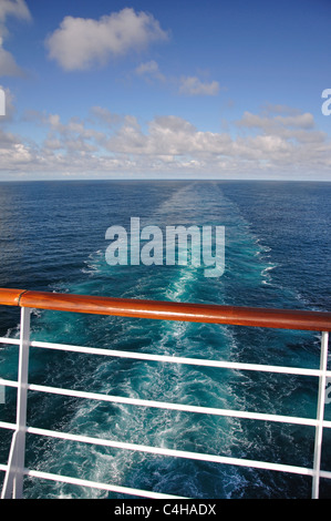 Vista del risveglio da prua di nave MS Eurodam nave da crociera, Mare del Nord Europa Foto Stock