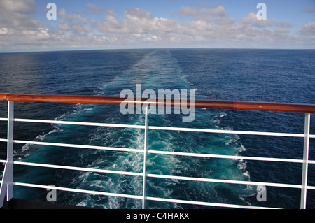 Vista del risveglio da prua di nave MS Eurodam nave da crociera, Mare del Nord Europa Foto Stock