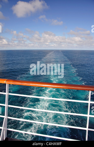 Vista del risveglio da prua di nave MS Eurodam nave da crociera, Mare del Nord Europa Foto Stock