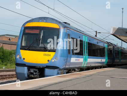 Classe 170 turbostar treno nella National Express East Anglia livrea ad una stazione ferroviaria in Inghilterra. Foto Stock