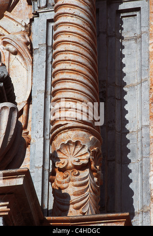 Santisima y Vera Cruz (Santuario del XVII e XVIII secolo). Particolare di una colonna Solomonic. Caravaca. Murcia. Spagna. Foto Stock