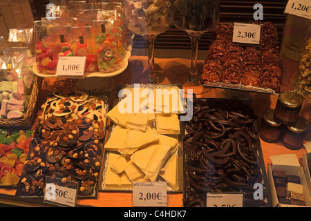 Visualizzazione di cioccolatini e la casa ha fatto candy in una finestra in Bruges, Belgio. Foto Stock