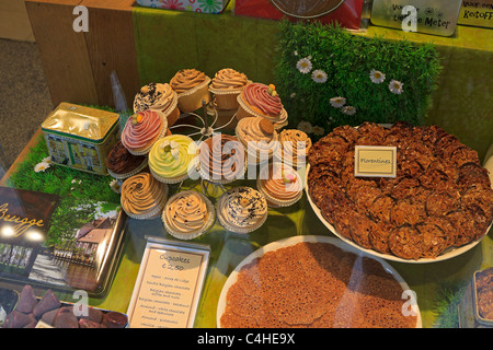 Visualizzazione delle tortine e fiorentini in una finestra in Bruges, Belgio. Foto Stock