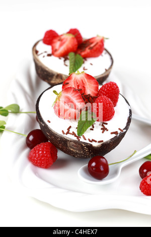 Il Cocco gelato con frutta fresca Foto Stock