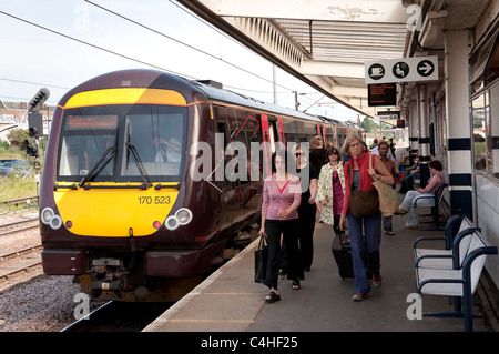 I passeggeri di scendere di un arriva il treno crosscountry in corrispondenza di una stazione ferroviaria in Inghilterra Foto Stock