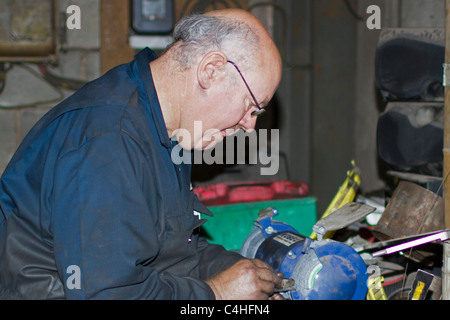 La rettifica di un utensile di taglio Foto Stock