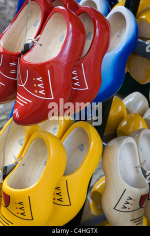 In legno colorato zoccoli olandese sul display nel negozio di souvenir, Paesi Bassi Foto Stock