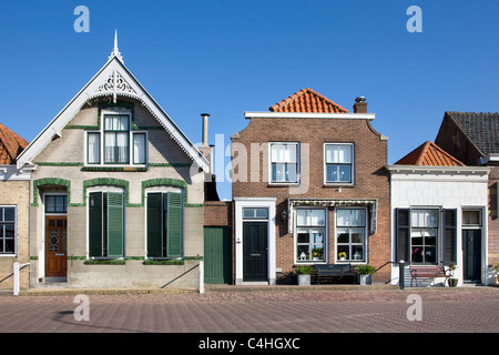 Case tradizionali in strada a Brouwershaven, Zeeland, Paesi Bassi Foto Stock