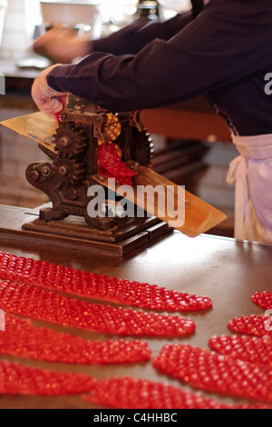 Rendendo le caramelle alla vecchia maniera presso il museo Beamish in Durham Inghilterra Foto Stock