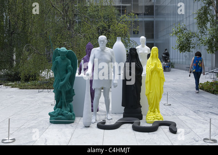 MOMA Sculpture Garden, NYC: 'Figurengruppe' (gruppo di figure) 2006-2008, da Katharina Fritsch (tedesco nato) Foto Stock