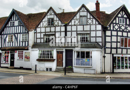 Metà case con travi di legno nella città di Alcester, Regno Unito Foto Stock
