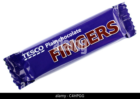 Avvolto Tesco cioccolato fondente a due dita di wafer bar Foto Stock