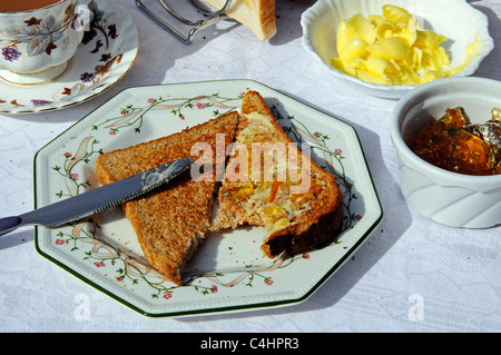 Bollitore per tè e pane tostato con burro e marmellata, Costa del Sol, Andalusia, Spagna, Europa occidentale. Foto Stock