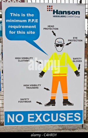 Heildelberg sito in costruzione istruzioni. Non ci sono scuse. Hanson Health & Safety Poster a ingresso al sito   P.P.E minimo requisito per questo sito. Foto Stock