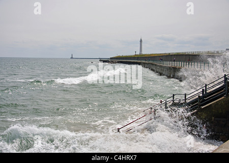 Onde che si infrangono sul lungomare, Seaburn, Sunderland, Tyne and Wear, England, Regno Unito Foto Stock