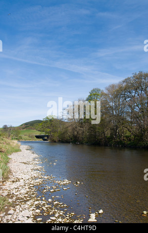 Guardando in giù il fiume Ettrick verso la A7 ponte stradale sul Tweed Foto Stock