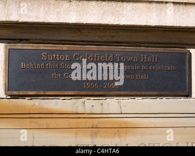 Time Capsule lapide sul muro del municipio King Edward's Square Sutton Coldfield West Midlands, Regno Unito Foto Stock