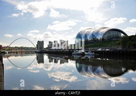 Vista di Sage Gateshead sul fiume Tyne, Quayside, Newcastle upon Tyne, Tyne and Wear, England, Regno Unito Foto Stock